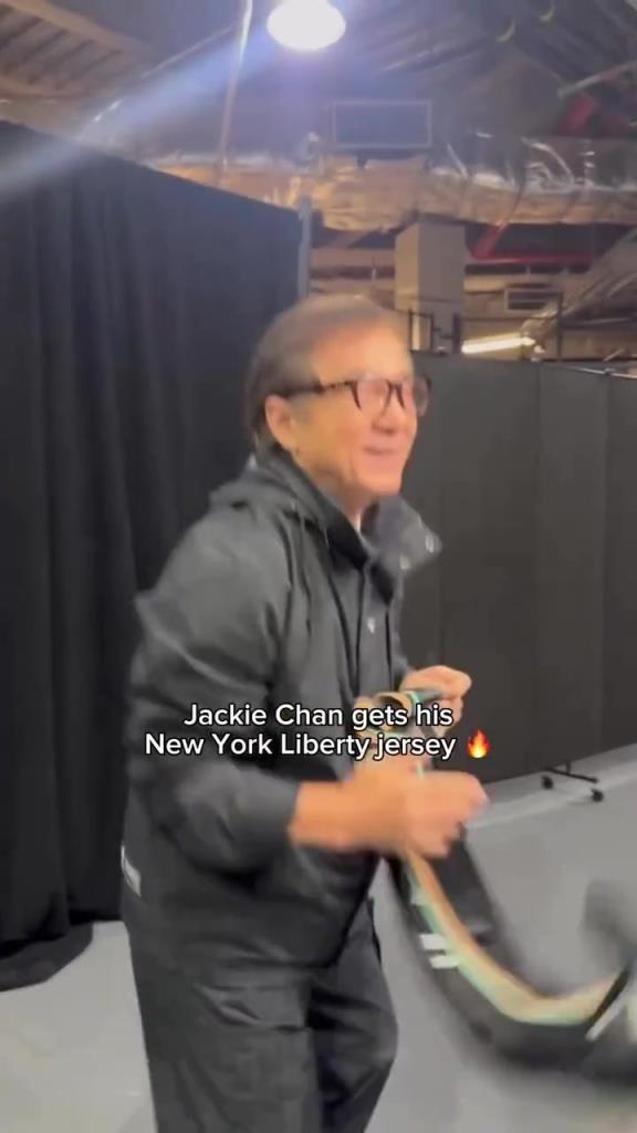 肌肉记忆！成龙这几下空气运球像是进了家具城