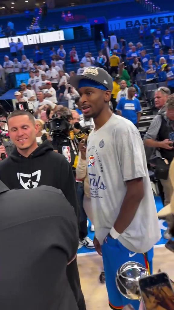 道理我都懂，但是为什么亚历山大拿到MVP之后要掏裆